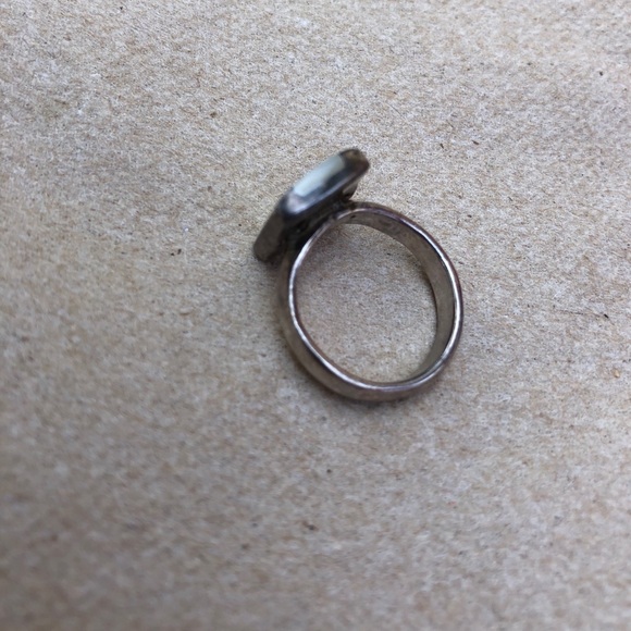 Sterling Silver ring with mother of pearl stone - Picture 4 of 4